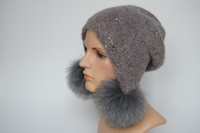 Шапка с отстегивающимися помпонами