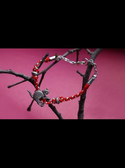 Красная нить с кошечкой, талисман на запястье