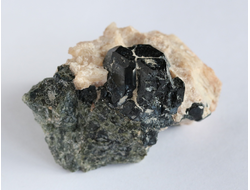 Шпинель черная на породе, Россия, Якутия (49*34*29 мм, 59 г) №18217