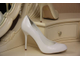 Белые свадебные туфли классика круглый мыс на среднем каблуке устойчивая шпилька кожаные украшены сбоку № 2248-260=260б