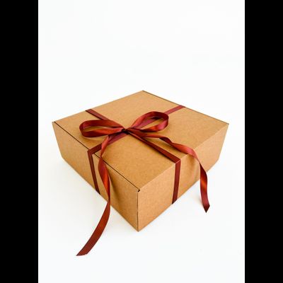 Большая подарочная коробка GILEV 37х37х14см с наполнителем и коричневой лентой