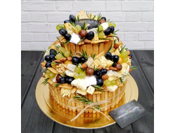 Оригинальный торт из сыров и других закусок