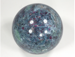 Шар Корунд красный (рубин) в кианите и фуксите, светится в УФ, Индия (60 мм, 412 г) №29724