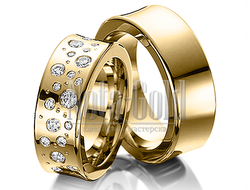 Обручальные кольца широкие из желтого золота с россыпью бриллиантов в женском кольце с вогнутым проф