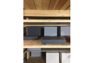 Стеллаж с готовыми изделиями в малярке.