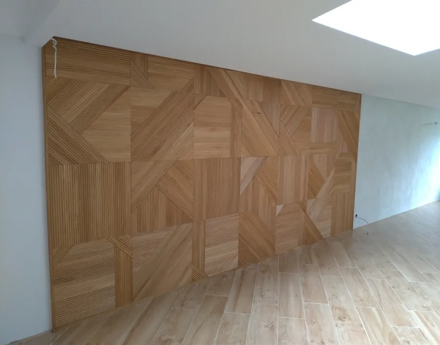 На фото смонтированные панели из массива дуба "Фрезерованные панели (квадраты)". Покрытие - матовый лак без тонировки. 