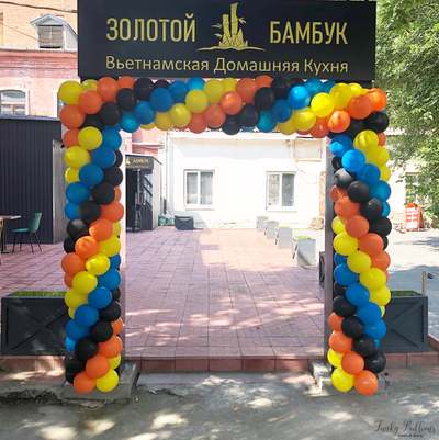 Оформление входной группы на открытие - классическая гирлянда