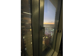 Все створки поворотно‑откидные. Удобное проветривание без сквозняков: достаточно перевести ручку в верхнее положение.

Двухконтурное уплотнение (EPDM). Обеспечивает герметичность, защищает от продувания и влаги.