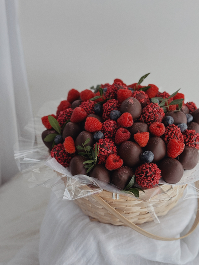 Корзина с цветами и клубникой в шоколаде