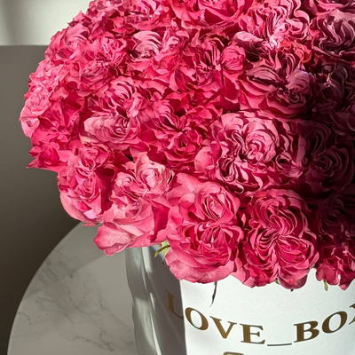 Букет в шляпной коробке с пионовидными розами L