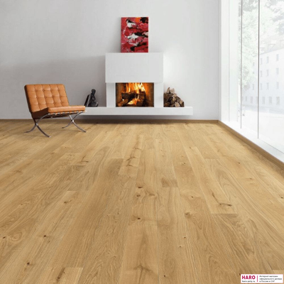 Декор паркетной доски Haro Дуб Универсал 537551 Браш в интерьере гостиной