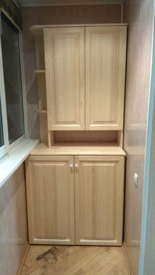 Шкаф на лоджию из массива сосны