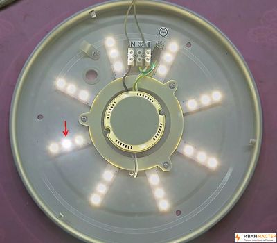 Замена галогеновых ламп в люстре на потолке квартиры ИВАНМАСТЕР