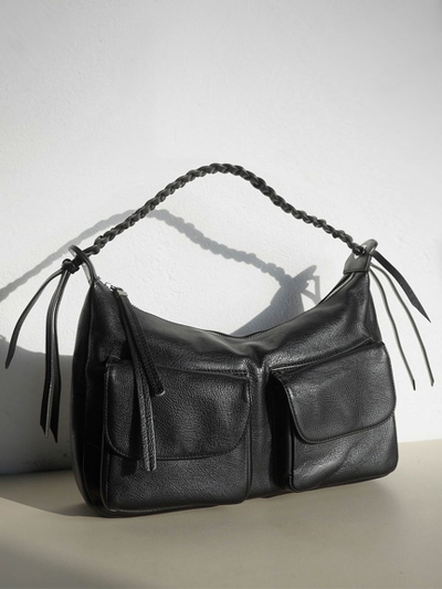 (АРТИКУЛ: 10130/1/5) СУМКА СРЕДНЕГО РАЗМЕРА, НАТУРАЛЬНАЯ КОЖА, ЧЕРНАЯ, С НАКЛАДНЫМИ КАРМАНАМИ, РУЧКА ЧЕРЕЗ ПЛЕЧО