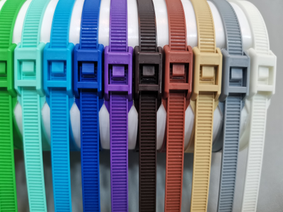 Разноцветные хомуты — стяжки для лабиринта