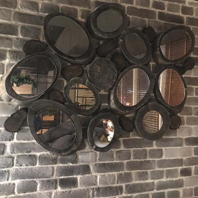 декор стены из спилов с зеркалами