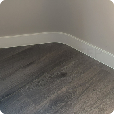 Плинтус ХДФ Dollken Cubu Flex Life 80мм Х 2,5 м Белый RAL 9003 в интерьере 11