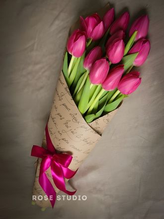 11 розовых тюльпанов в крафте