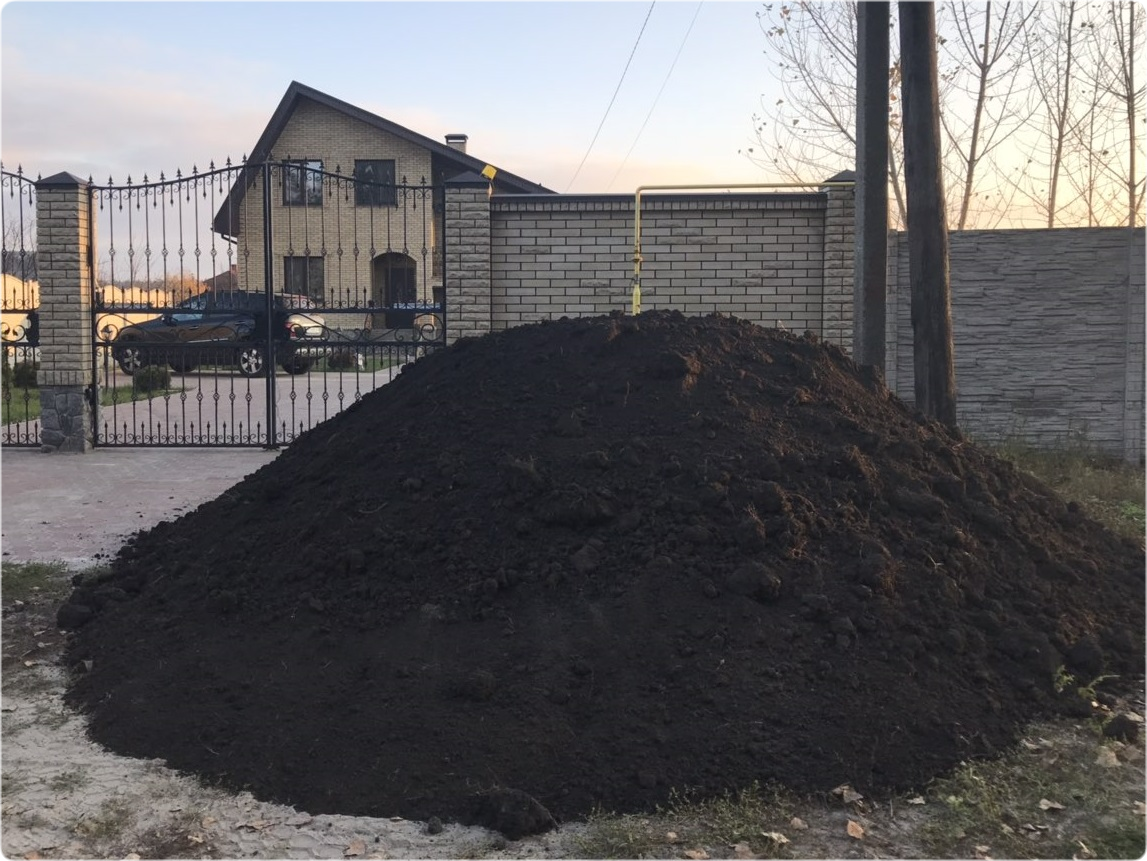 Плодородный грунт купить московская область с доставкой. Чернозем. Чернозем куча. Плодородный грунт. Плодородный грунт машина.