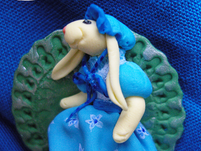 Объёмная брошь в стиле Алисы в Страны Чудес "Кроля в голубом"