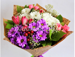 фиолетовые кустовые хризантемы и альстромерии и крафт бумага с доставкой в наб челны