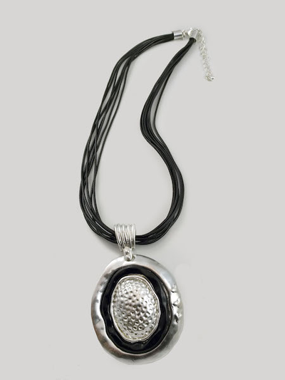 (АРТИКУЛ: 6731/22) КОЛЬЕ ЖЕНСКОЕ, КРУПНАЯ ПОДВЕСКА ИЗ БЕЛОГО МЕТАЛЛА с черным,  НА ШНУРКАХ