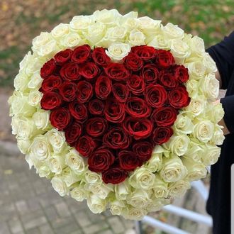 Букет 101 роза с красным сердцем (70см)