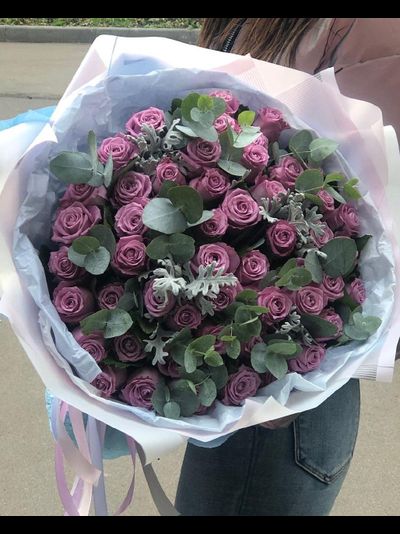 51 роза с эвкалиптом