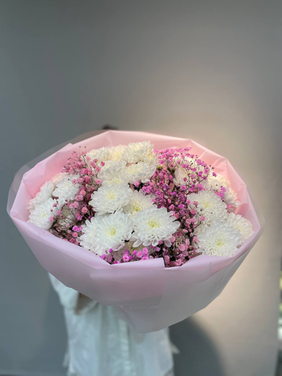 Букет из хризантемы и гипсофилы