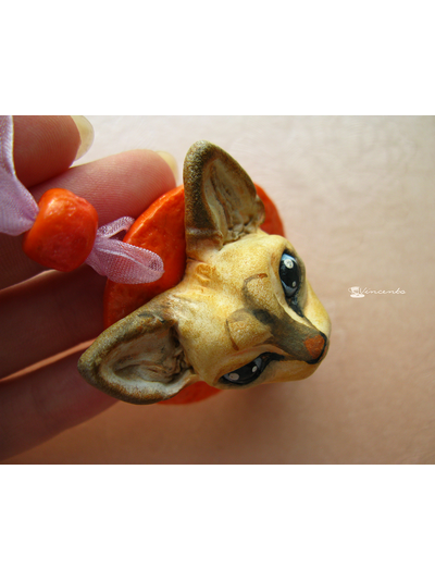 Котёнок Ахтай. Авторская подвеска-кошка (кулон с котёнком) из полимерной глины