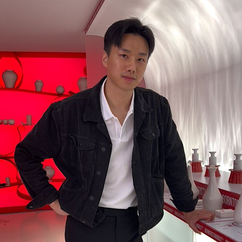 Скульптурные флаконы ORMAIE с характерными деревянными крышками.