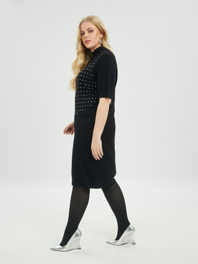 Трикотажное платье с оригинальным декором