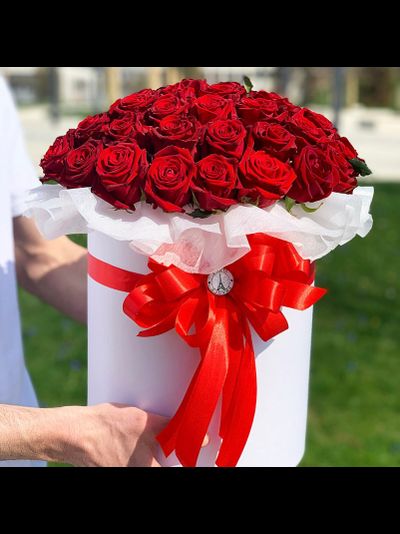 51 красная роза в шляпной коробке