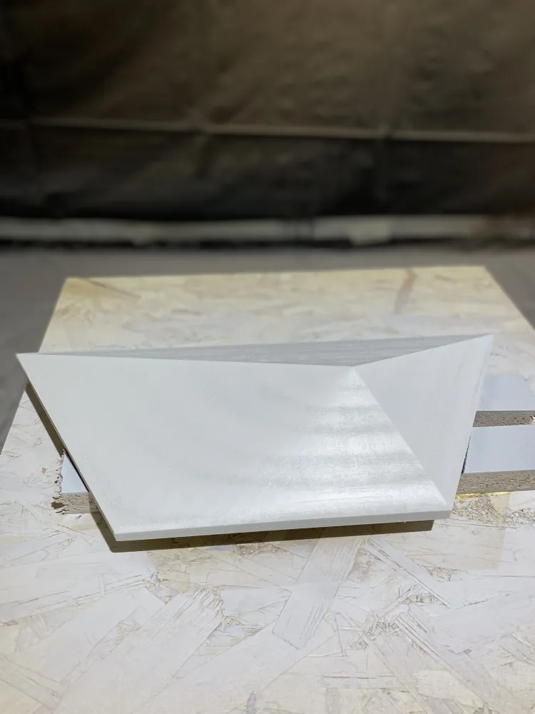 После того как фрезерный станок с ЧПУ вырезал заготовку, она шлифуется и покрывается специальным составом.