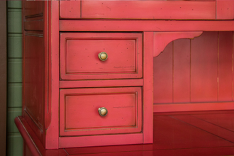 Буфет с верхней надстройкой со стеклом на цоколе.