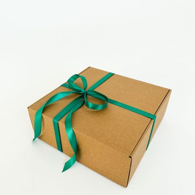 Подарочная коробка GILEV 32x32x12см (3 штуки) с наполнителем и зеленой лентой