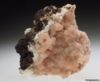 Ольмиит и кальцит. Южная Африка. 54*44*38мм.