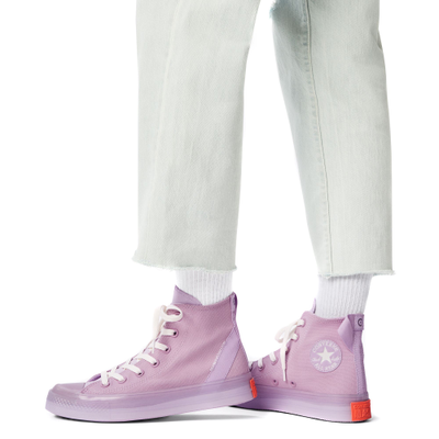сиреневые высокие кеды Converse на ногах фото