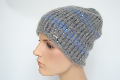 seraya-vyazanaya-zhenskaya-shapka-so-strazami-vizio-italiya-8007