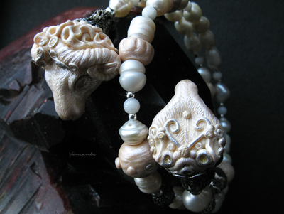 Новогодний браслет "Овечка и Барашек. Сказка о Мечте" с речным жемчугом, кораллом и авторскими бусинами из экоглины