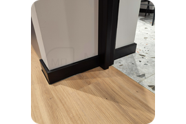 Современный минимализм: установка черного плинтуса Dollken Cubu Flex Life 80 для создания лаконичного интерьера.