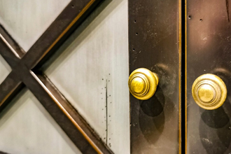 Тумба с деревянной столешницей под накладную мойку.