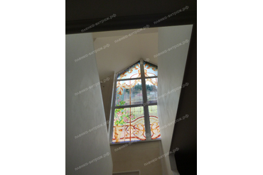 Пленка витраж для окна в доме на лестнице