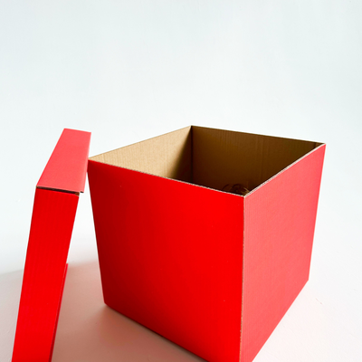 Красная подарочная коробка GILEV 30х30х30см с крышкой и наполнителем