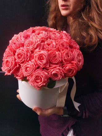 Недорогой букет из кустовой розы барбадос, кустовая роза в коробке, кустовые розы, розы в коробке
