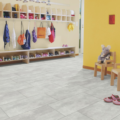 Виниловый пол Wineo 400 Stone Wisdom Concrete Dusky MLD00140 в интерьере детского заведения