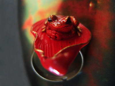 Кольцо с лягушкой на лепестке Червонной Муравы