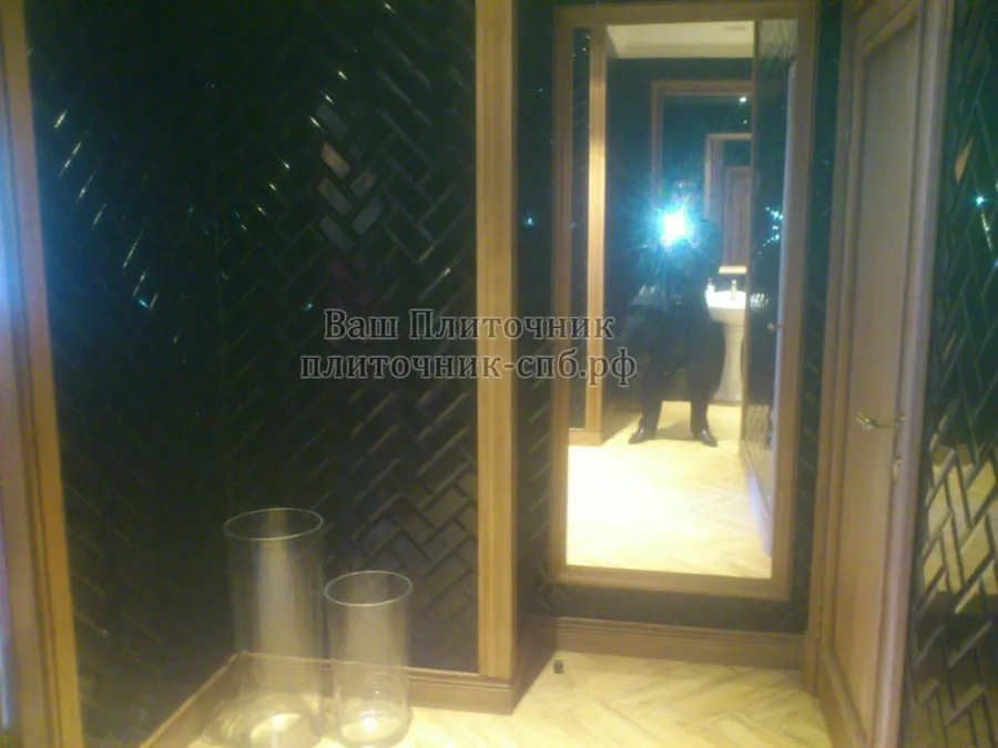 Укладка черной плитки кабанчик на стены елочкой