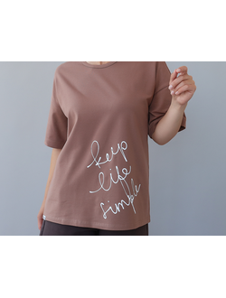 Футболка женская  со спущенным плечом Keep Life Simple (шоколад)