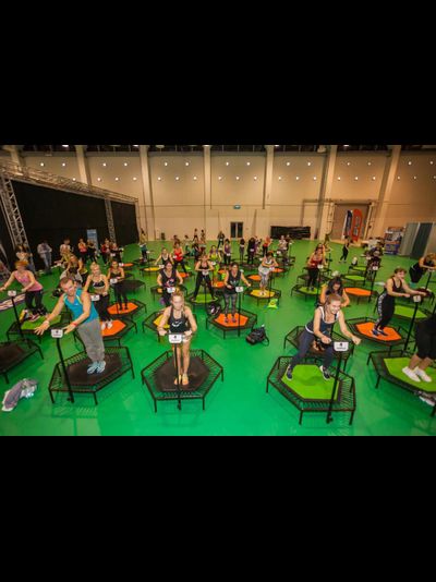 Фитнес батут для джампинга с ручкой JumpMan 135 см (черный)